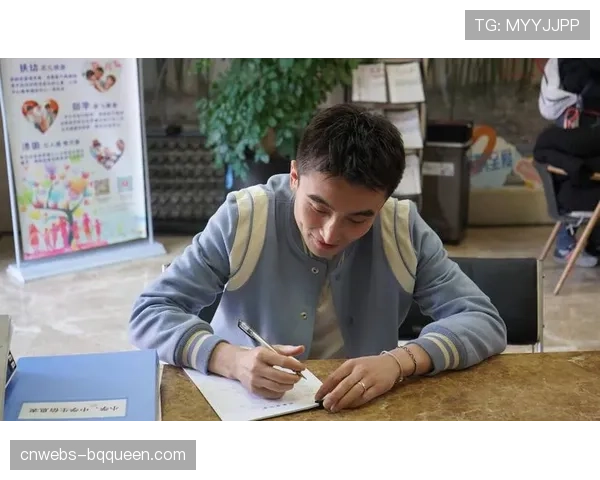 特写：阿斯顿维拉基金会组织社区活动，球员与残疾儿童互动